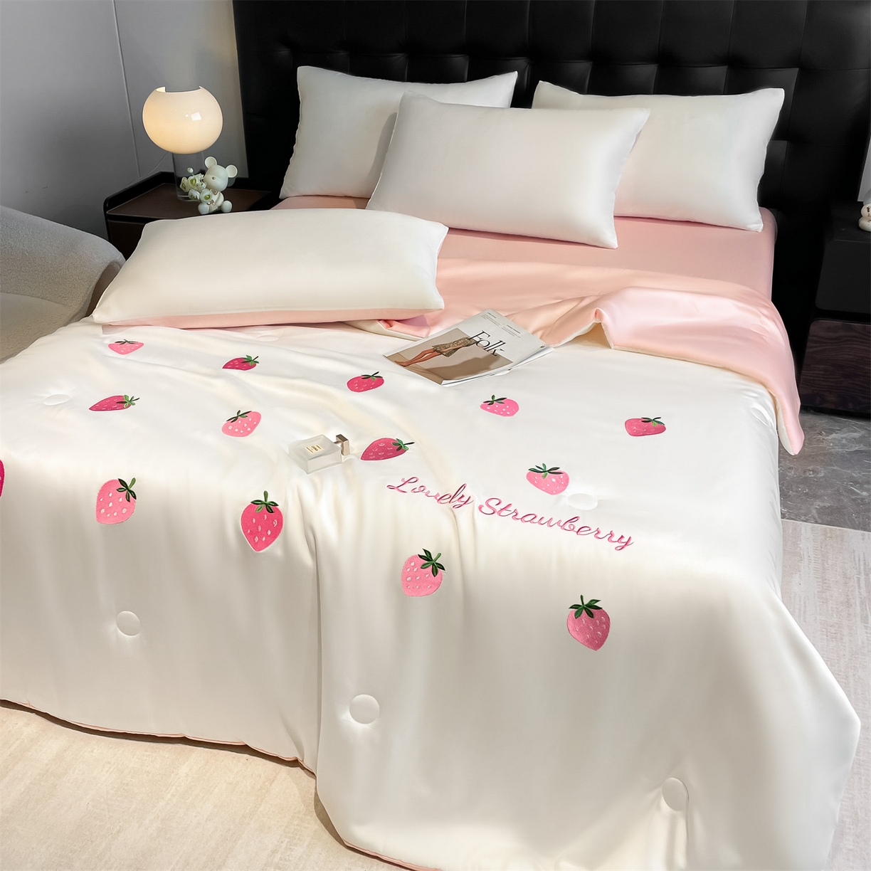 91家纺网 家纺一手货源 找家纺 美澳家纺 2026新款凉感水洗冰丝真丝刺绣双拼单夏被三件套四件套 草莓