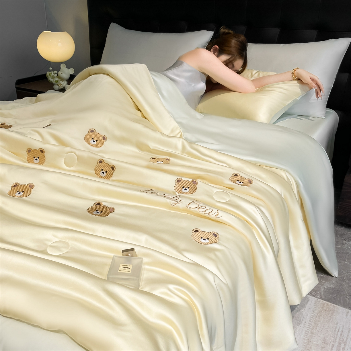 91家纺网 家纺一手货源 找家纺 美澳家纺 2026新款凉感水洗冰丝真丝刺绣双拼单夏被三件套四件套 小熊-绿