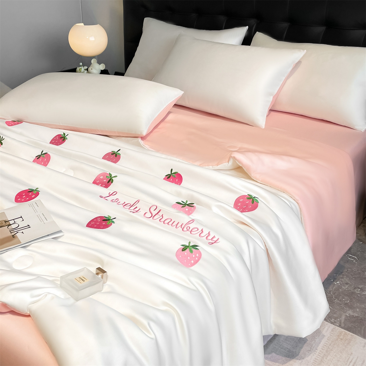 91家纺网 家纺一手货源 找家纺 美澳家纺 2026新款凉感水洗冰丝真丝刺绣双拼单夏被三件套四件套 草莓