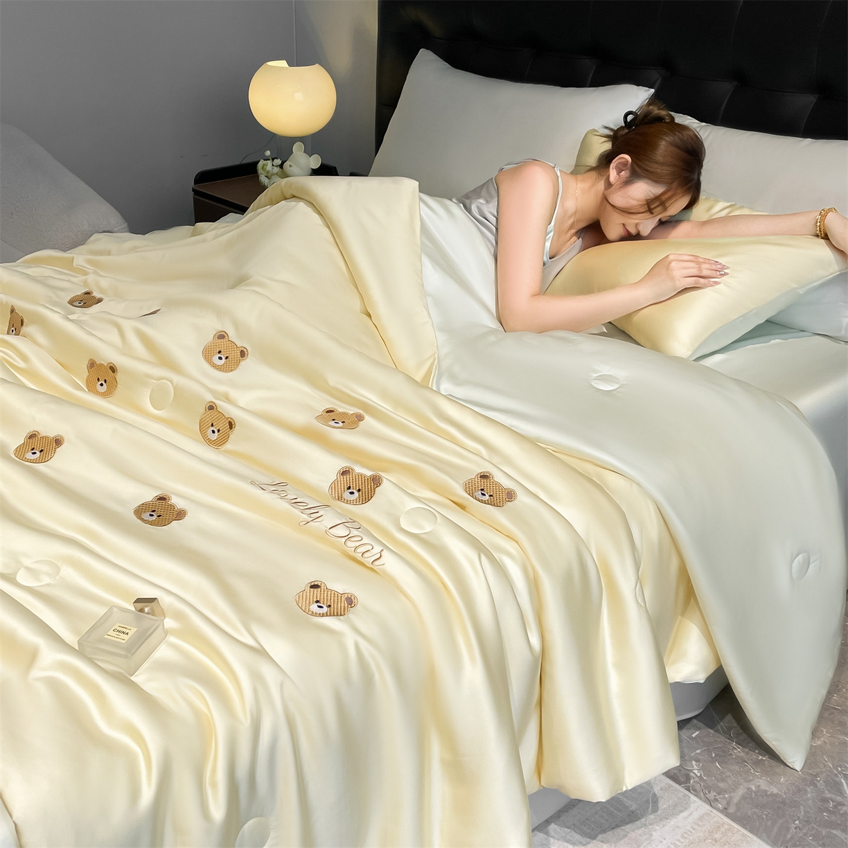 91家纺网 家纺一手货源 找家纺 美澳家纺 2026新款凉感水洗冰丝真丝刺绣双拼单夏被三件套四件套 小熊-绿