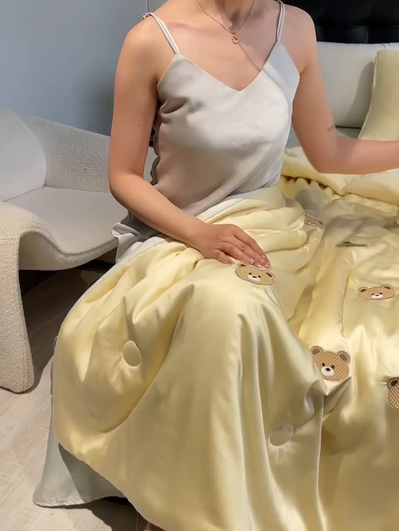 91家纺网 家纺一手货源 找家纺 美澳家纺 2026新款凉感水洗冰丝真丝刺绣双拼单夏被三件套四件套 小熊-绿