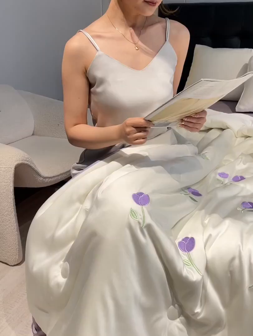 91家纺网 家纺一手货源 找家纺 美澳家纺 2026新款凉感水洗冰丝真丝刺绣双拼单夏被三件套四件套 郁金香-紫