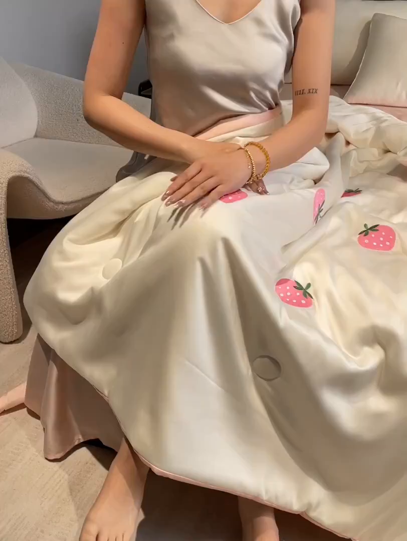 91家纺网 家纺一手货源 找家纺 美澳家纺 2026新款凉感水洗冰丝真丝刺绣双拼单夏被三件套四件套 草莓