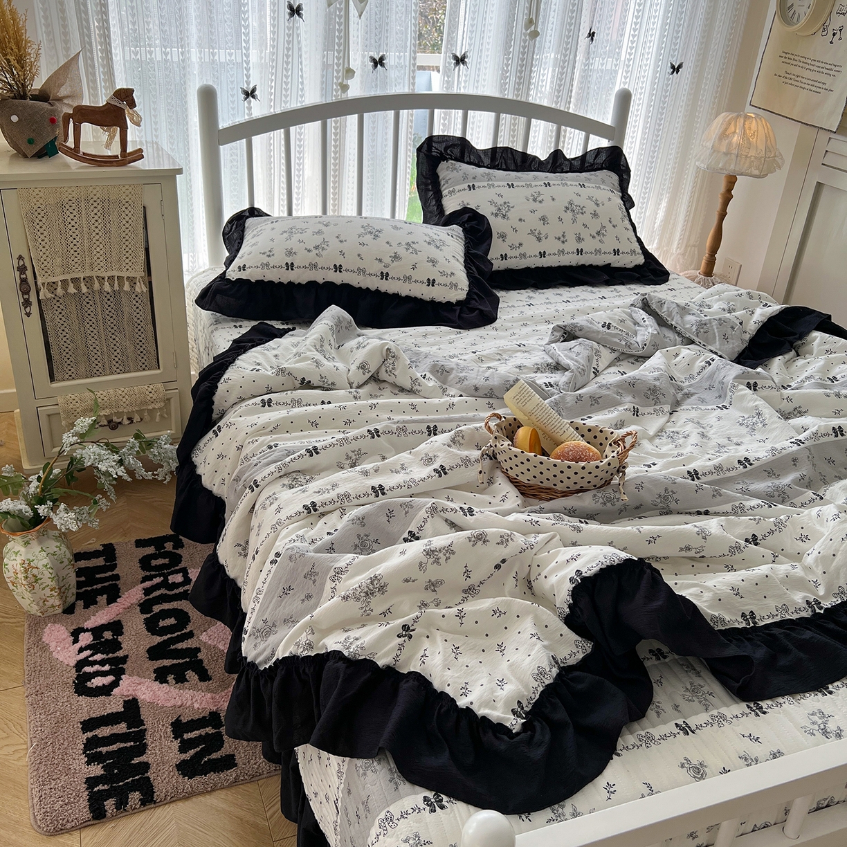 91家纺网 家纺一手货源 找家纺 金梦拉家纺 2026新款皱皱纱泡泡纱法式赫本系列床盖大花边四件套夏被四件套 山樱漫岛