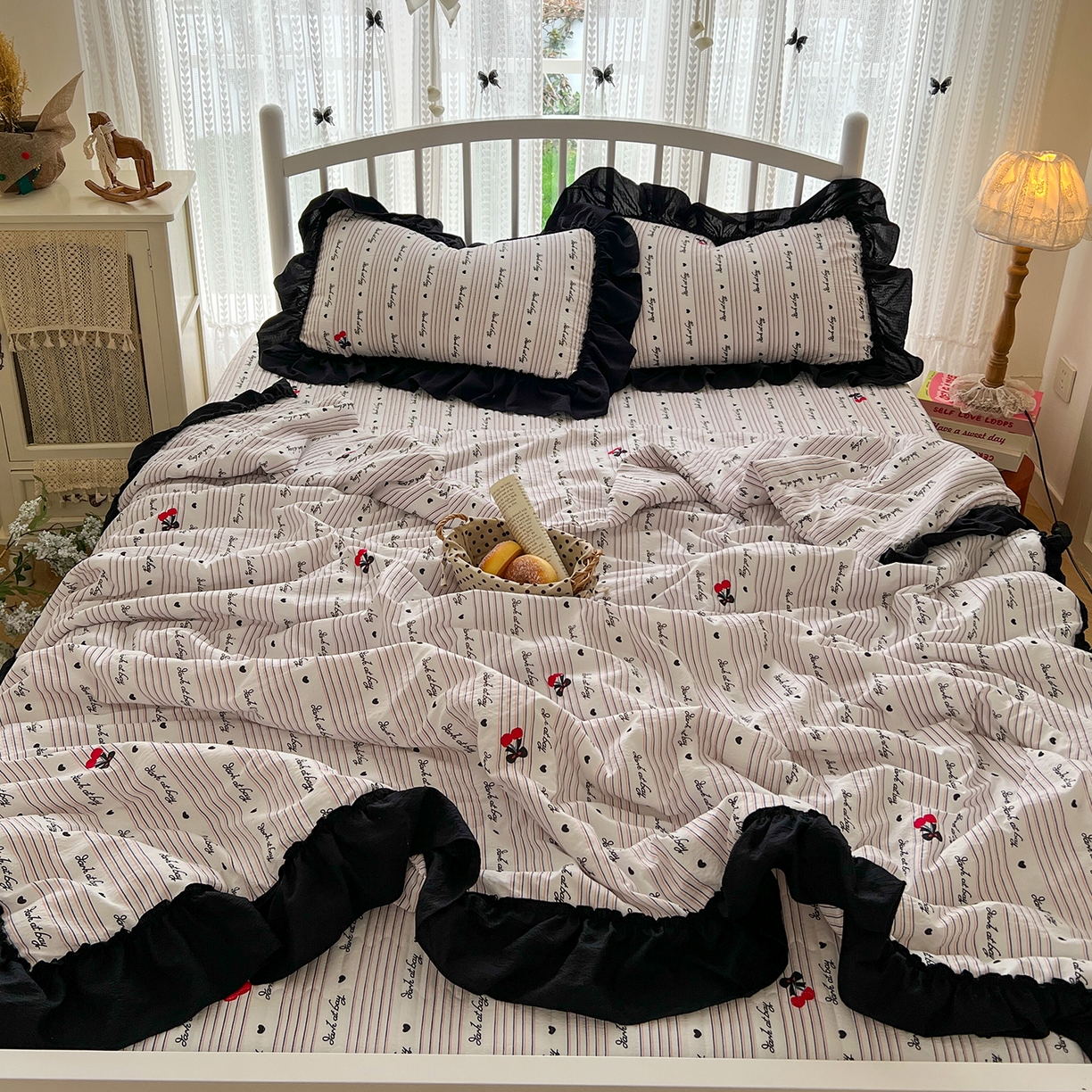 91家纺网 家纺一手货源 找家纺 金梦拉家纺 2026新款皱皱纱泡泡纱法式赫本系列床盖大花边四件套夏被四件套 字母星河