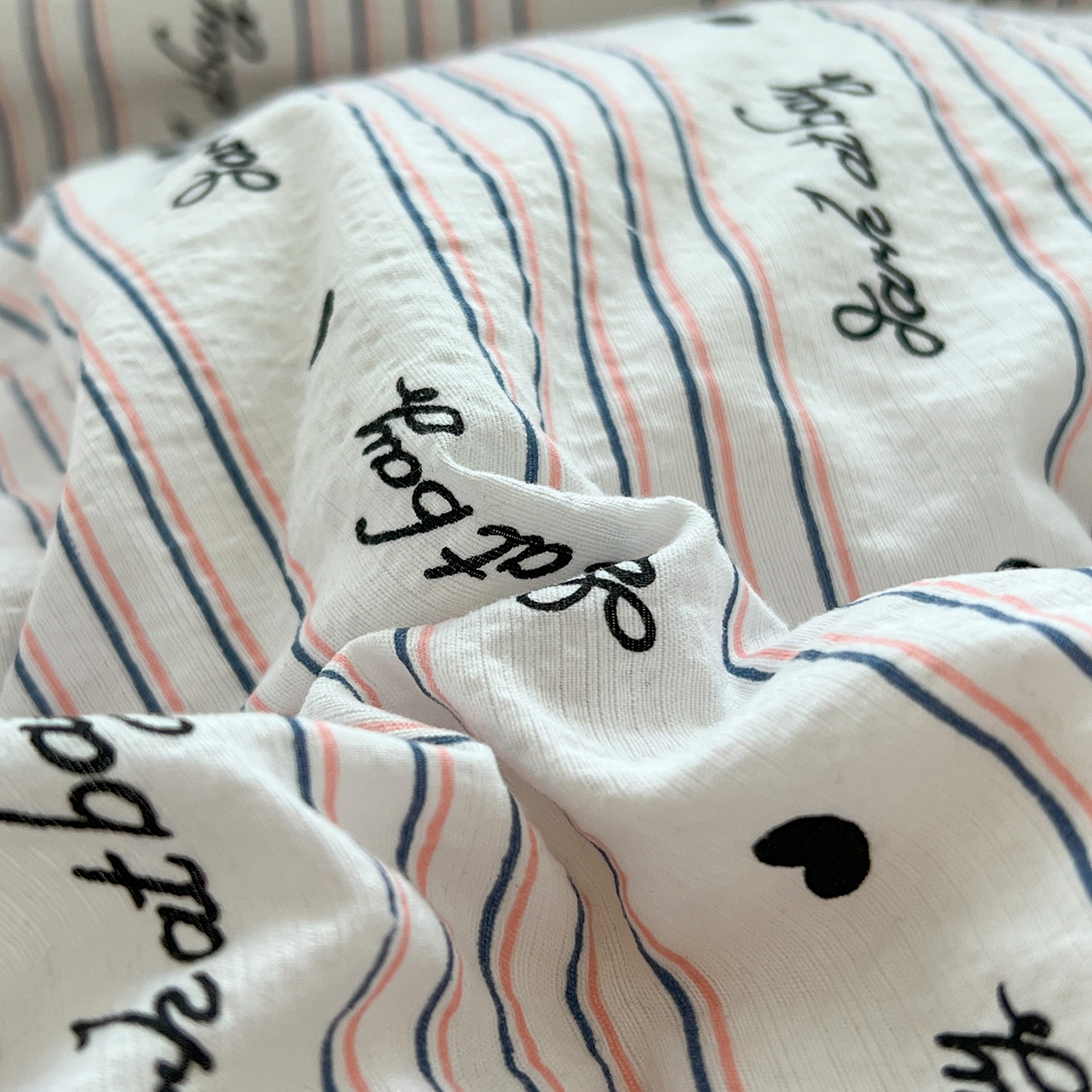 91家纺网 家纺一手货源 找家纺 金梦拉家纺 2026新款皱皱纱泡泡纱法式赫本系列床盖大花边四件套夏被四件套 字母星河