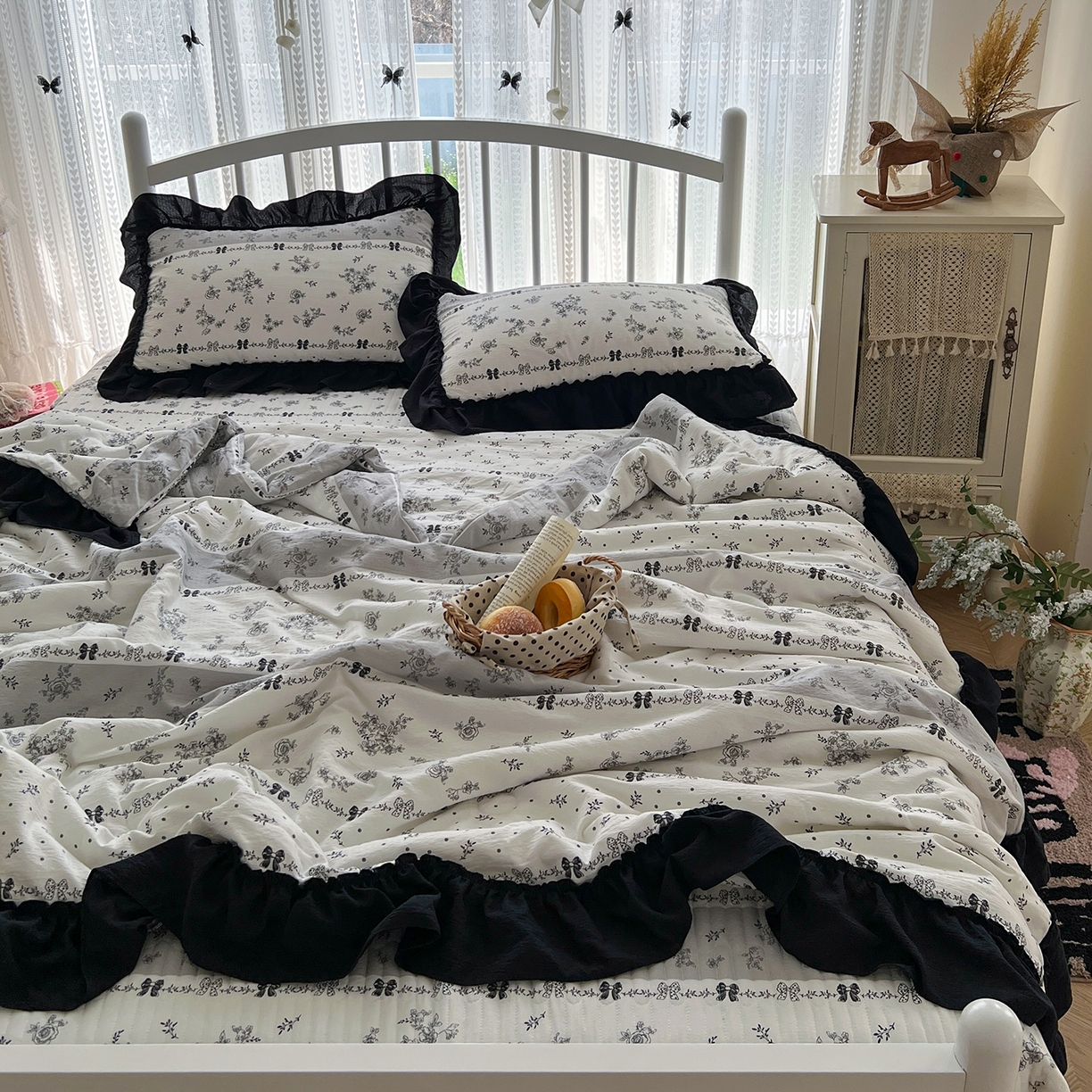 91家纺网 家纺一手货源 找家纺 金梦拉家纺 2026新款皱皱纱泡泡纱法式赫本系列床盖大花边四件套夏被四件套 山樱漫岛