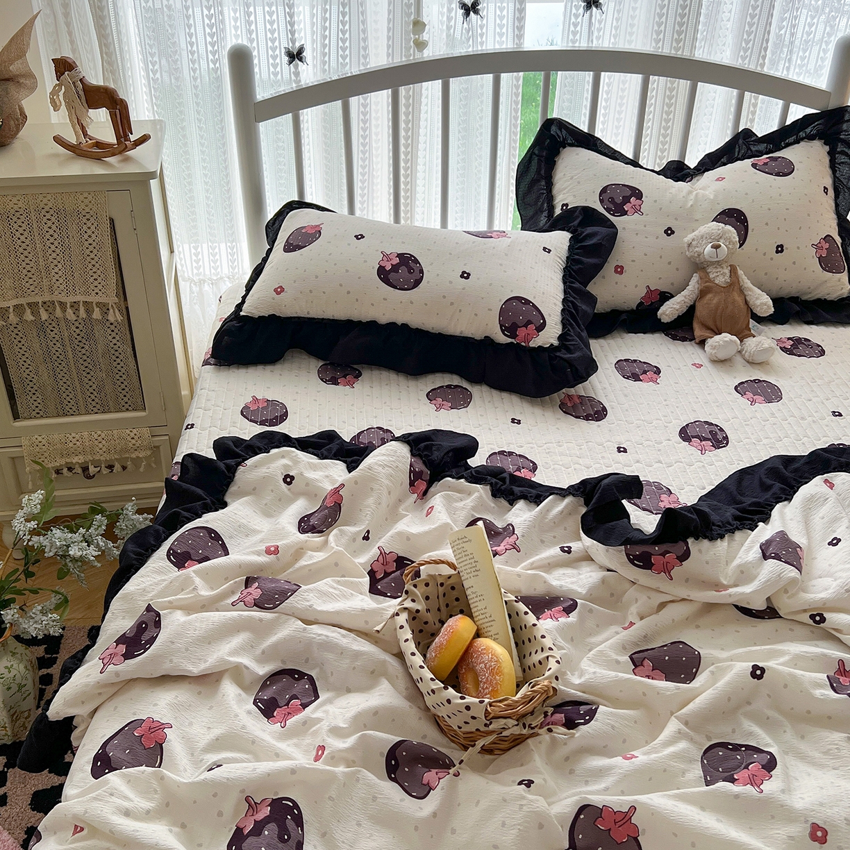 91家纺网 家纺一手货源 找家纺 金梦拉家纺 2026新款皱皱纱泡泡纱法式赫本系列床盖大花边四件套夏被四件套 黑暗荣耀