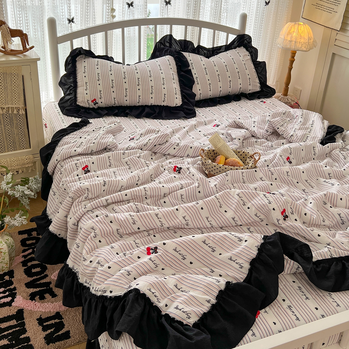 91家纺网 家纺一手货源 找家纺 金梦拉家纺 2026新款皱皱纱泡泡纱法式赫本系列床盖大花边四件套夏被四件套 字母星河