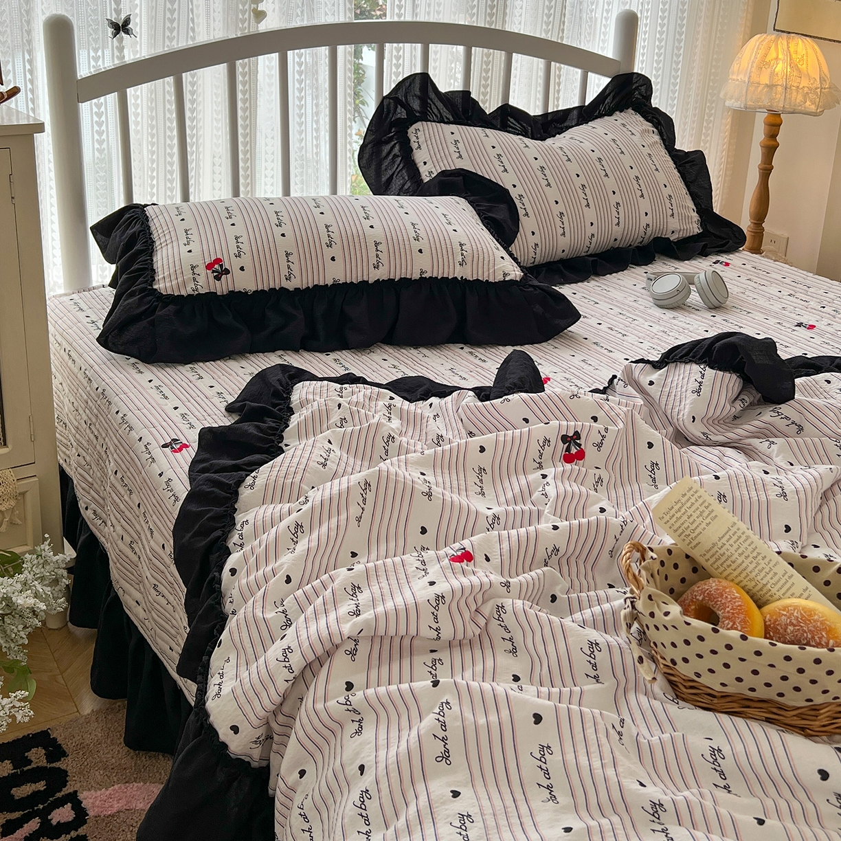 91家纺网 家纺一手货源 找家纺 金梦拉家纺 2026新款皱皱纱泡泡纱法式赫本系列床盖大花边四件套夏被四件套 字母星河