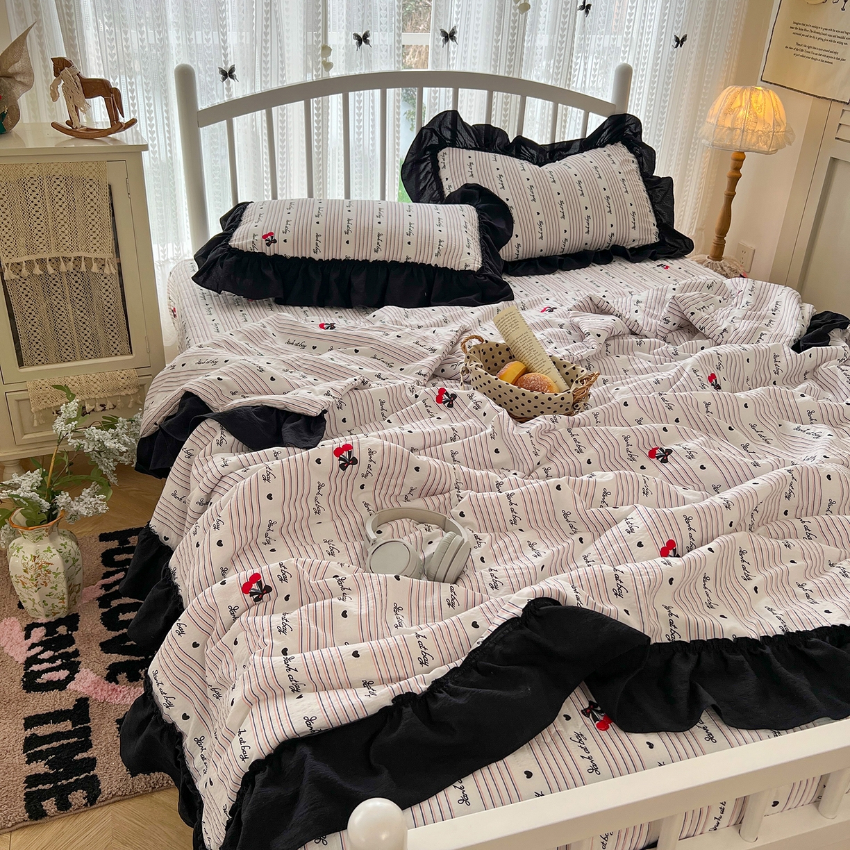 91家纺网 家纺一手货源 找家纺 金梦拉家纺 2026新款皱皱纱泡泡纱法式赫本系列床盖大花边四件套夏被四件套 字母星河