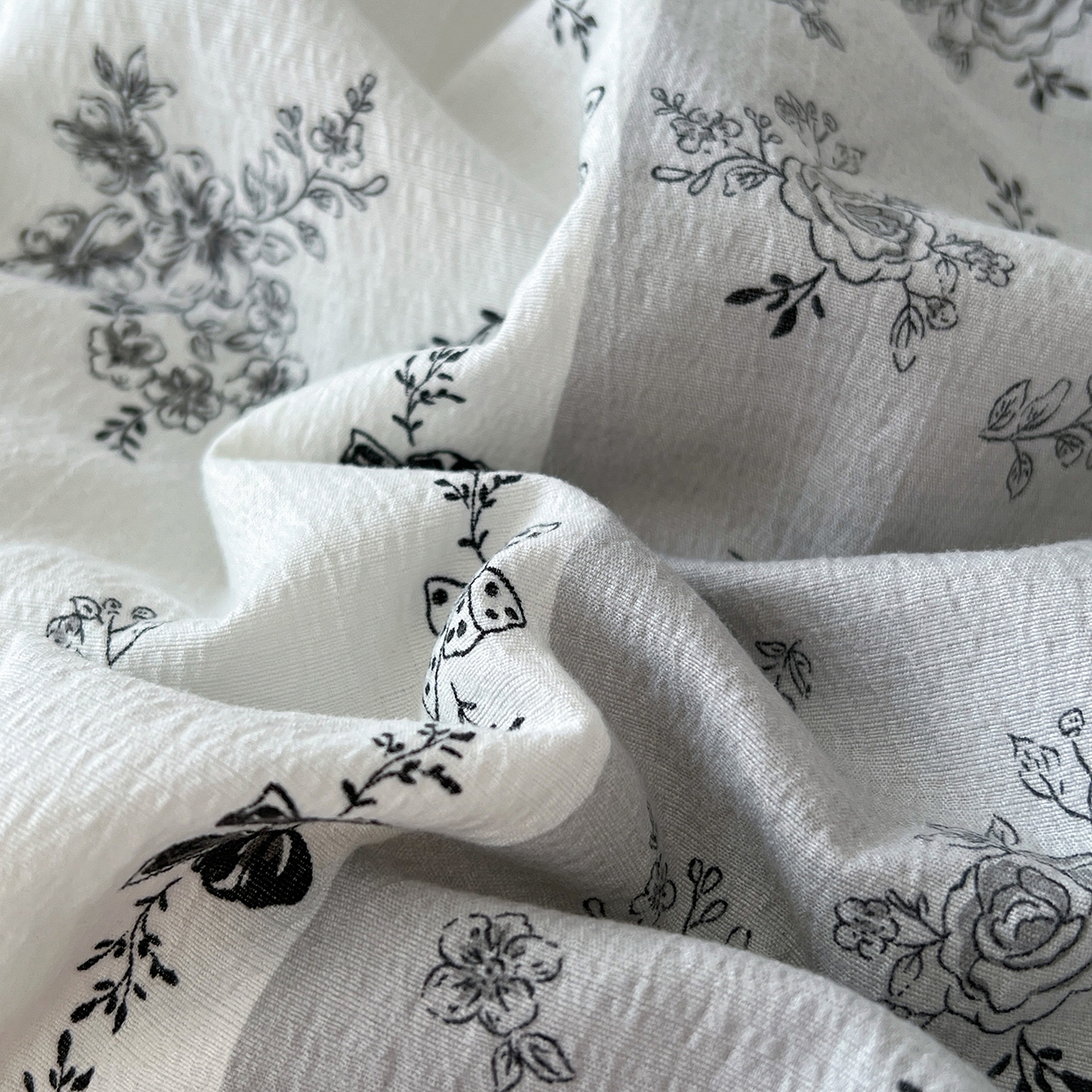 91家纺网 家纺一手货源 找家纺 金梦拉家纺 2026新款皱皱纱泡泡纱法式赫本系列床盖大花边四件套夏被四件套 山樱漫岛