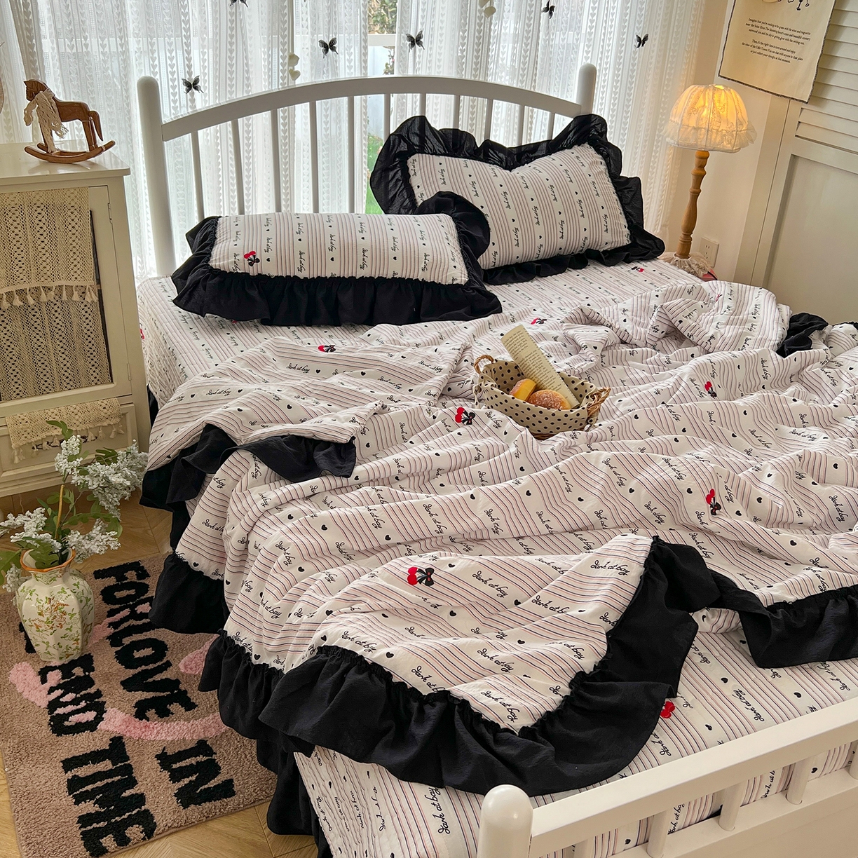 91家纺网 家纺一手货源 找家纺 金梦拉家纺 2026新款皱皱纱泡泡纱法式赫本系列床盖大花边四件套夏被四件套 字母星河