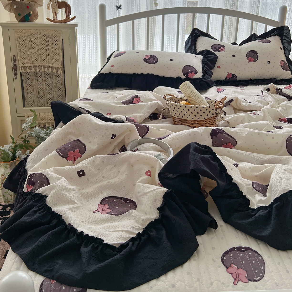 91家纺网 家纺一手货源 找家纺 金梦拉家纺 2026新款皱皱纱泡泡纱法式赫本系列床盖大花边四件套夏被四件套 黑暗荣耀