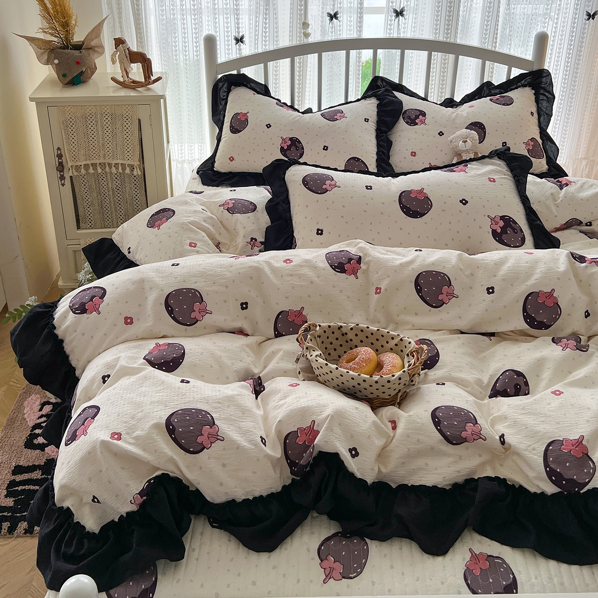 91家纺网 家纺一手货源 找家纺 金梦拉家纺 2026新款皱皱纱泡泡纱法式赫本系列床盖大花边四件套夏被四件套 黑暗荣耀