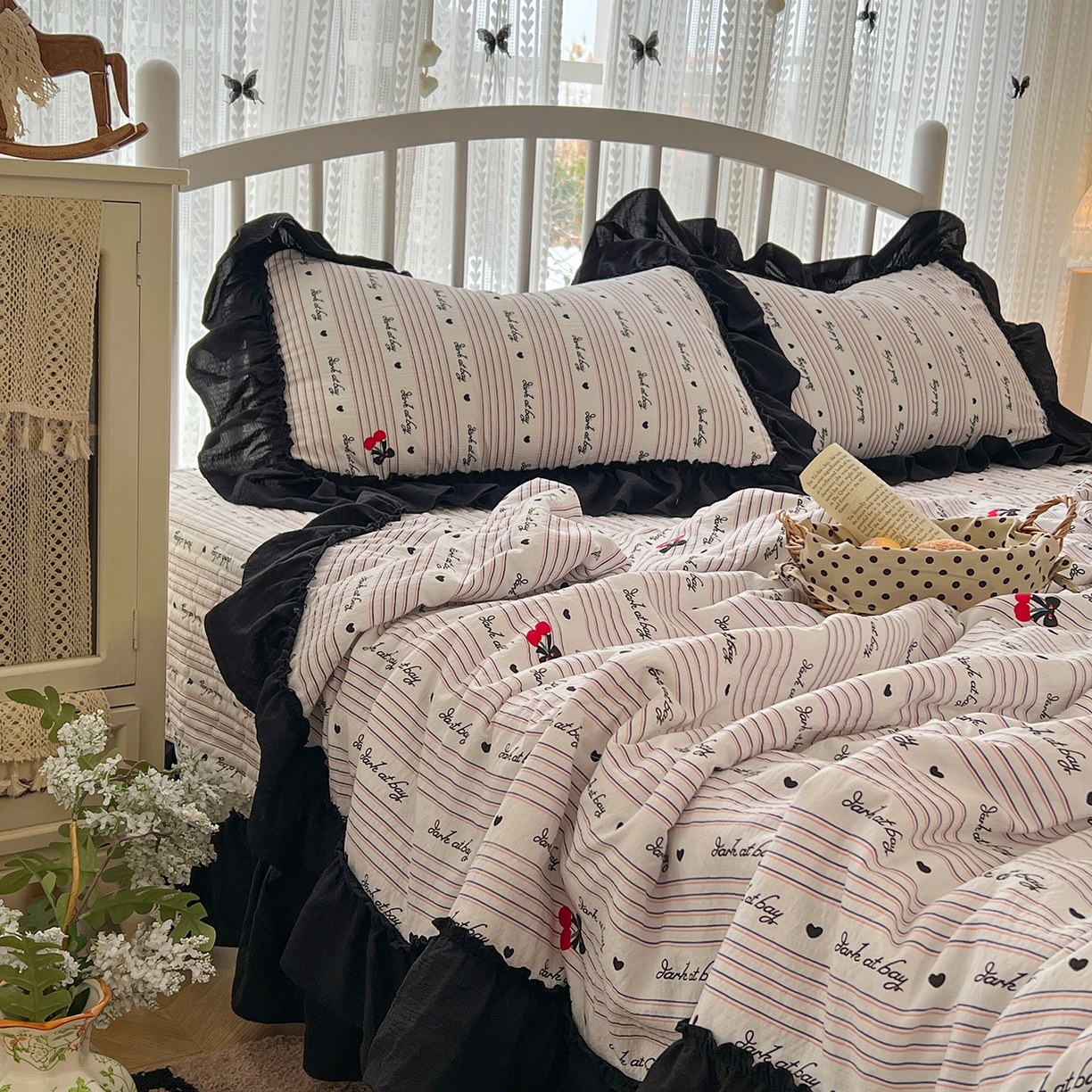 91家纺网 家纺一手货源 找家纺 金梦拉家纺 2026新款皱皱纱泡泡纱法式赫本系列床盖大花边四件套夏被四件套 字母星河