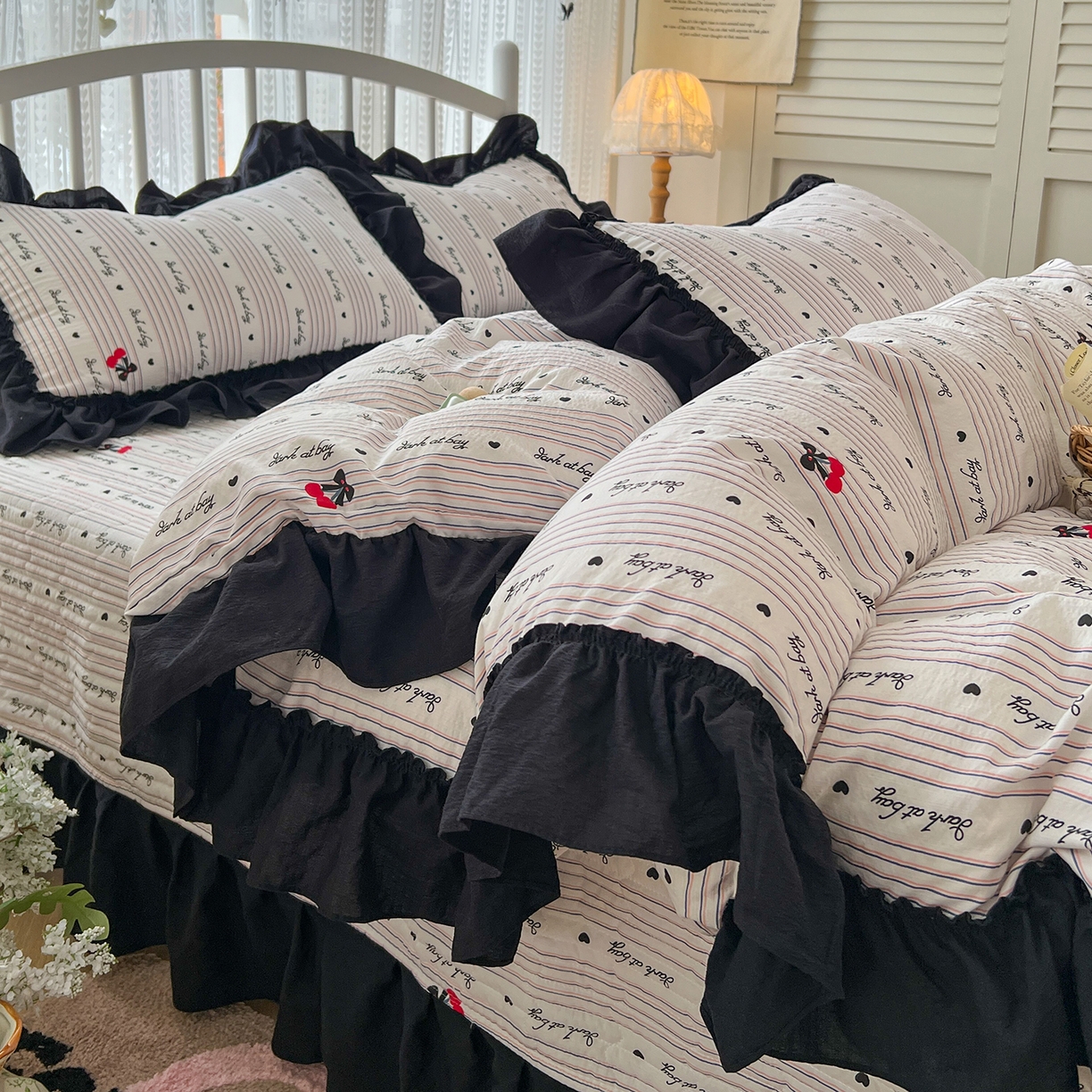 91家纺网 家纺一手货源 找家纺 金梦拉家纺 2026新款皱皱纱泡泡纱法式赫本系列床盖大花边四件套夏被四件套 字母星河