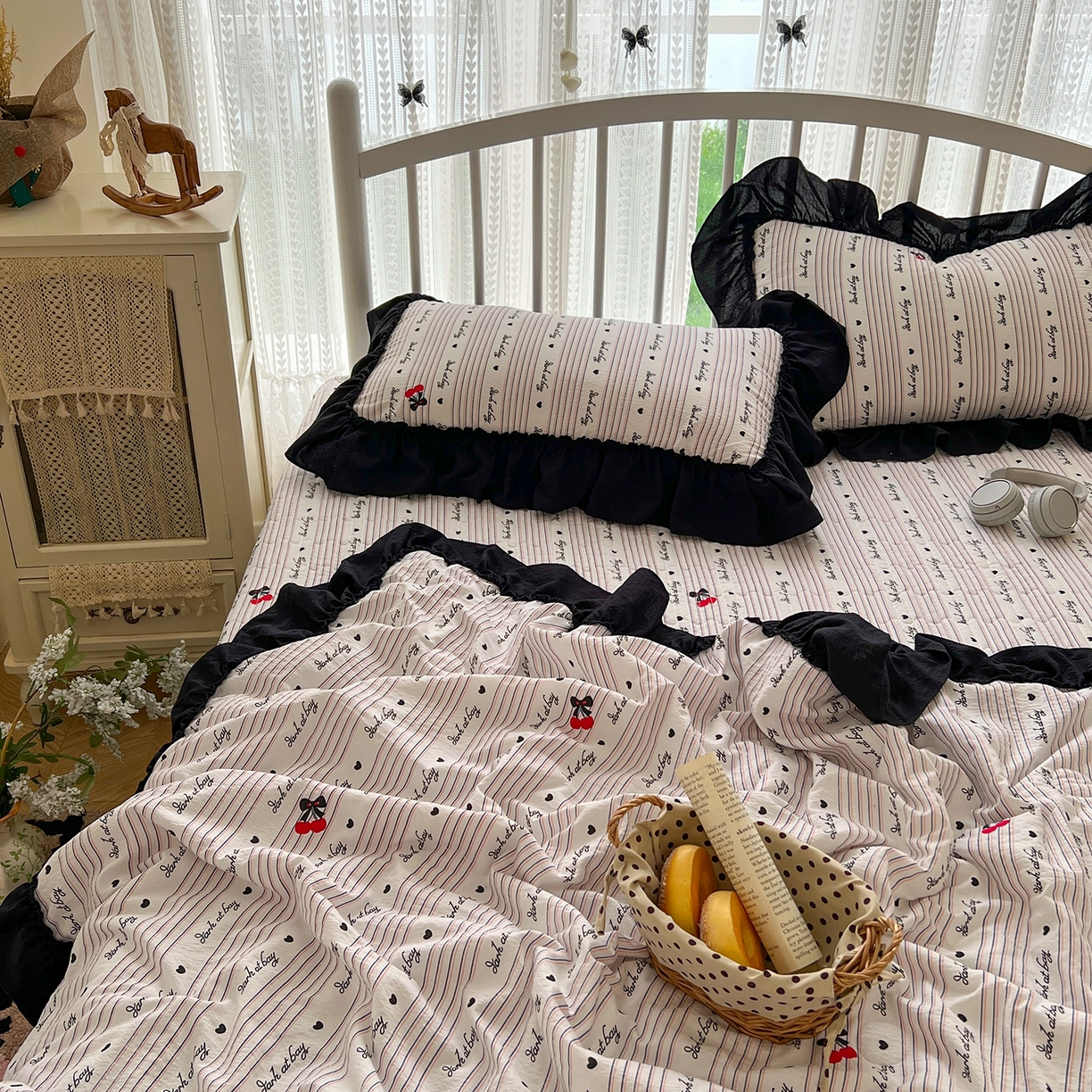 91家纺网 家纺一手货源 找家纺 金梦拉家纺 2026新款皱皱纱泡泡纱法式赫本系列床盖大花边四件套夏被四件套 字母星河