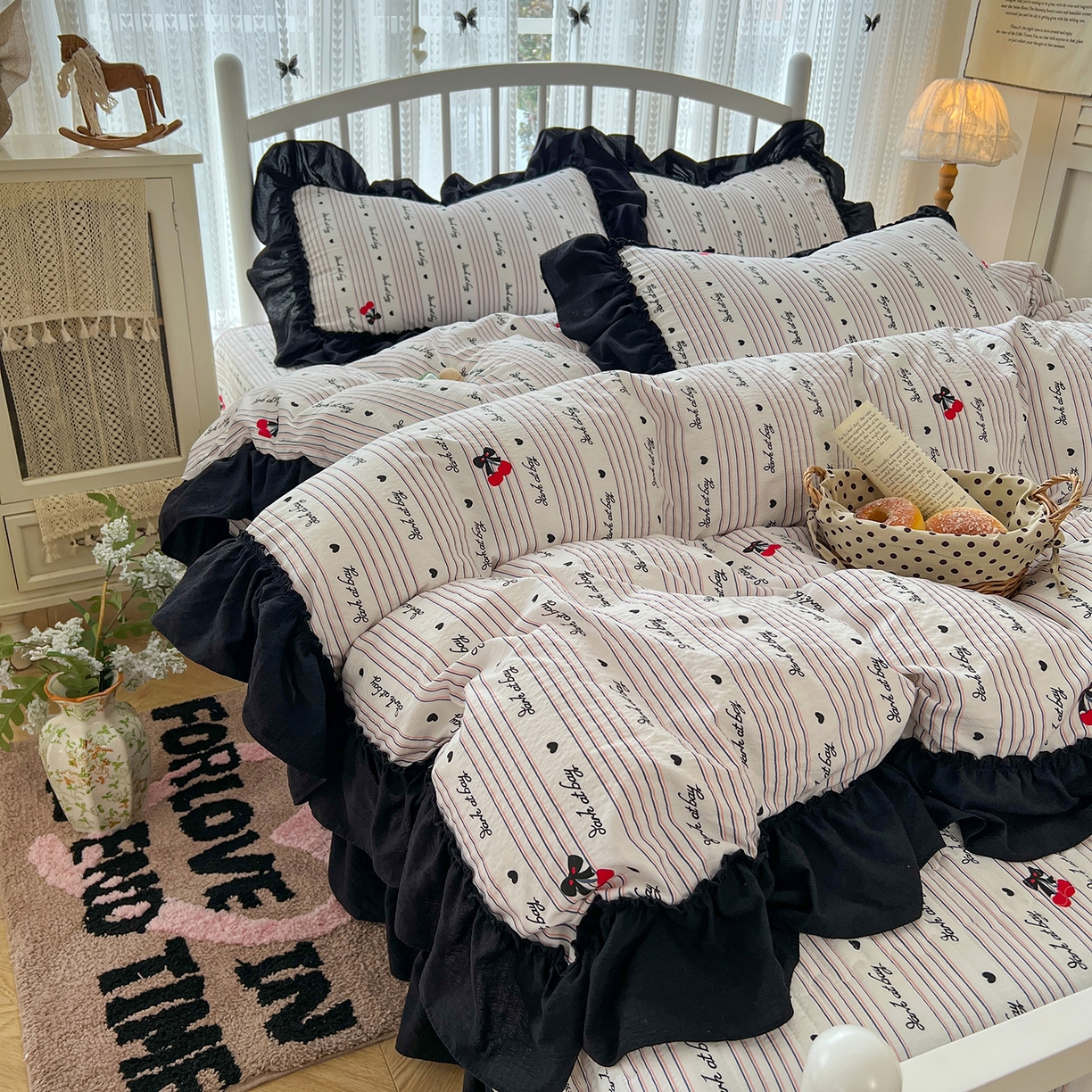 91家纺网 家纺一手货源 找家纺 金梦拉家纺 2026新款皱皱纱泡泡纱法式赫本系列床盖大花边四件套夏被四件套 字母星河