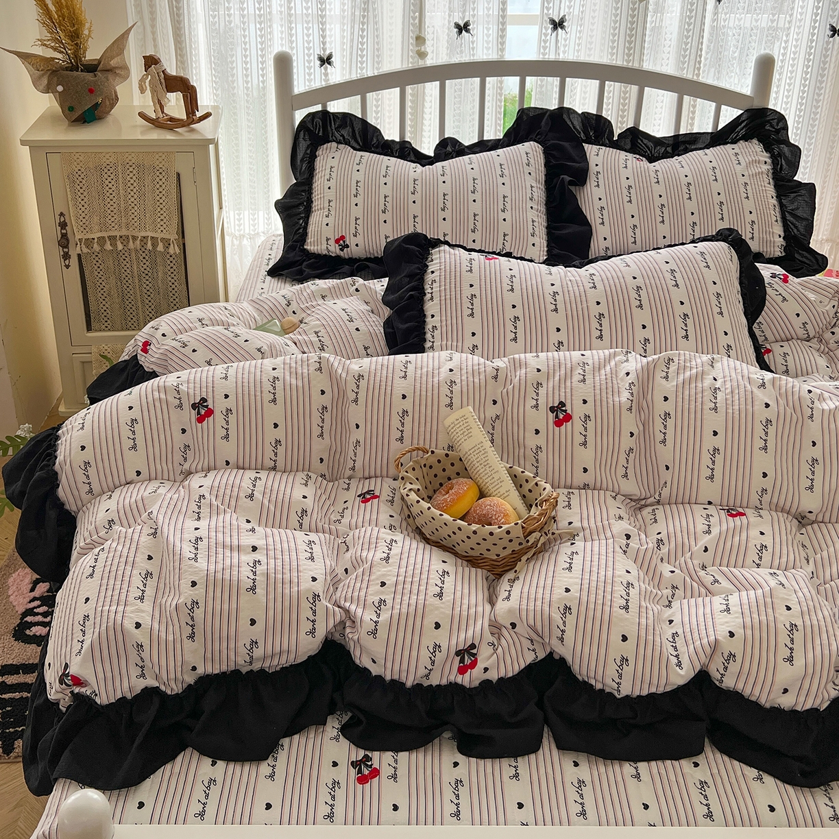 91家纺网 家纺一手货源 找家纺 金梦拉家纺 2026新款皱皱纱泡泡纱法式赫本系列床盖大花边四件套夏被四件套 字母星河