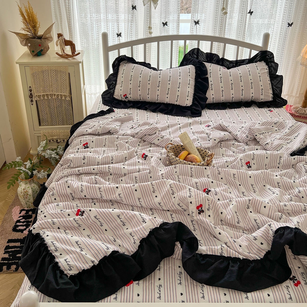 91家纺网 家纺一手货源 找家纺 金梦拉家纺 2026新款皱皱纱泡泡纱法式赫本系列床盖大花边四件套夏被四件套 字母星河