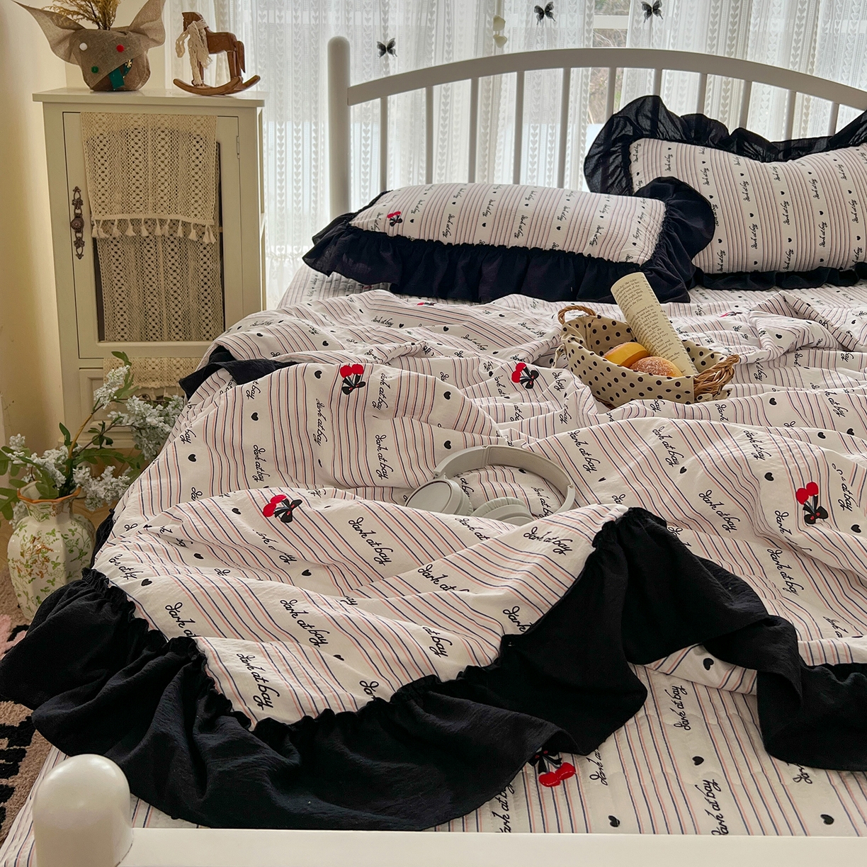 91家纺网 家纺一手货源 找家纺 金梦拉家纺 2026新款皱皱纱泡泡纱法式赫本系列床盖大花边四件套夏被四件套 字母星河