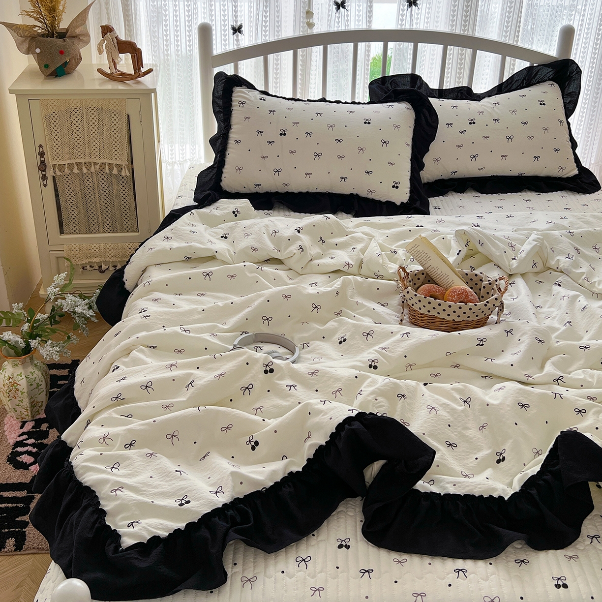 91家纺网 家纺一手货源 找家纺 金梦拉家纺 2026新款皱皱纱泡泡纱法式赫本系列床盖大花边四件套夏被四件套 樱桃记忆