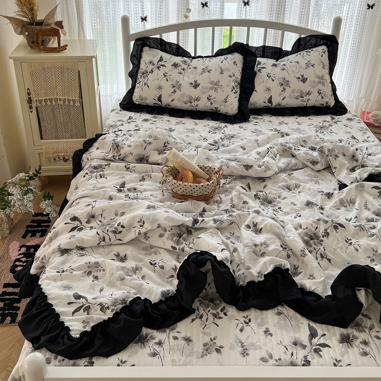 91家纺网 家纺一手货源 找家纺 金梦拉家纺 2026新款皱皱纱泡泡纱法式赫本系列床盖大花边四件套夏被四件套 墨染星辰