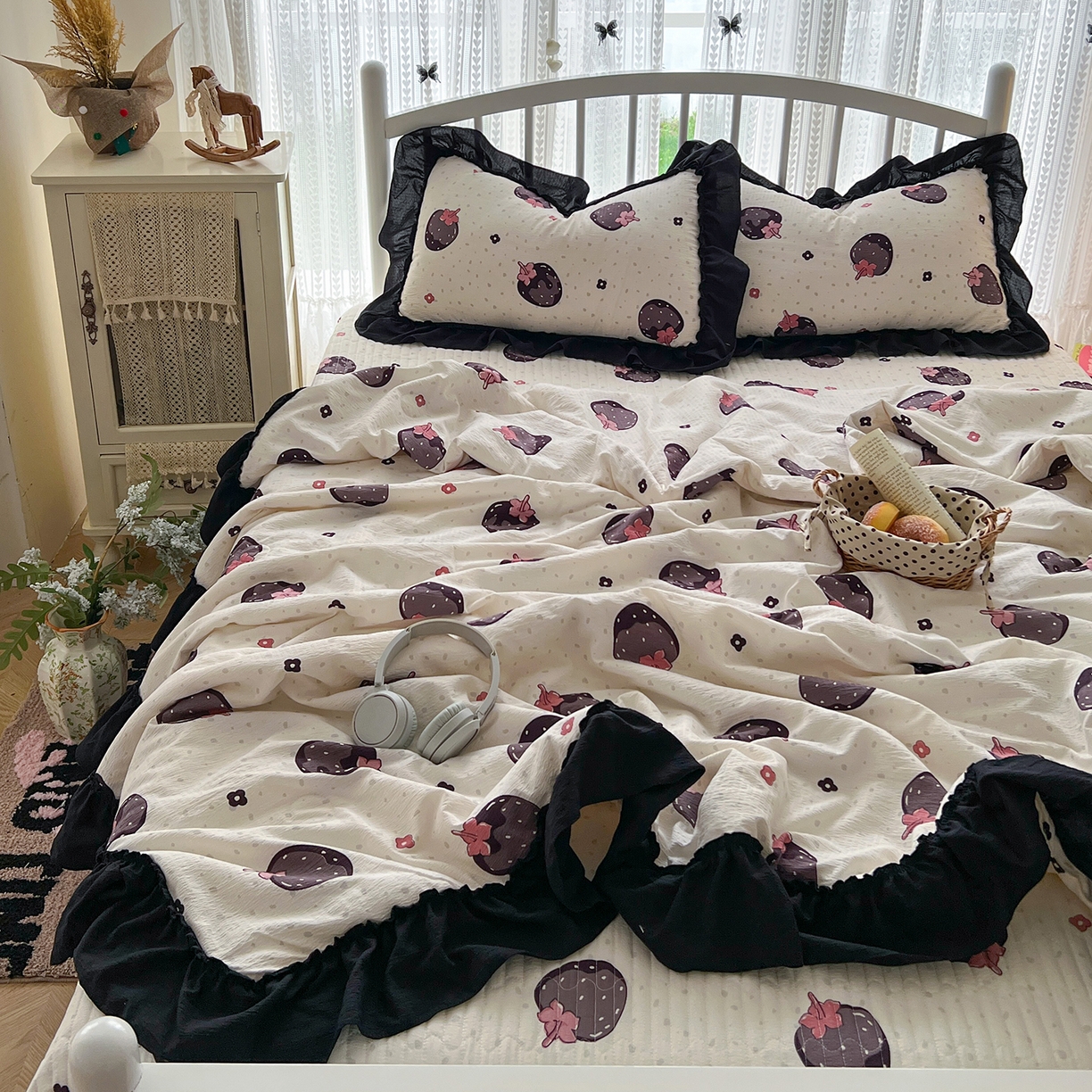 91家纺网 家纺一手货源 找家纺 （总）金梦拉家纺 2026新款皱皱纱泡泡纱法式赫本系列床盖大花边四件套夏被四件套,黑暗荣耀,墨染星辰,山樱漫岛,少女心事,四叶草,心之光,樱桃记忆,字母星河