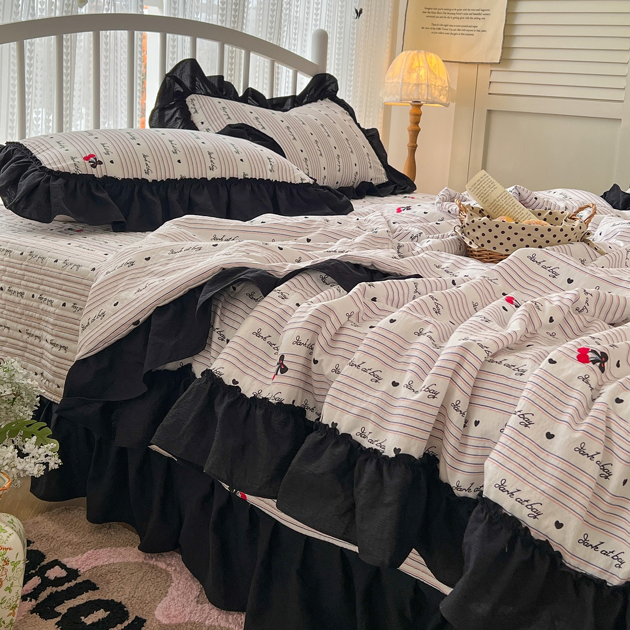 91家纺网 家纺一手货源 找家纺 金梦拉家纺 2026新款皱皱纱泡泡纱法式赫本系列床盖大花边四件套夏被四件套 字母星河