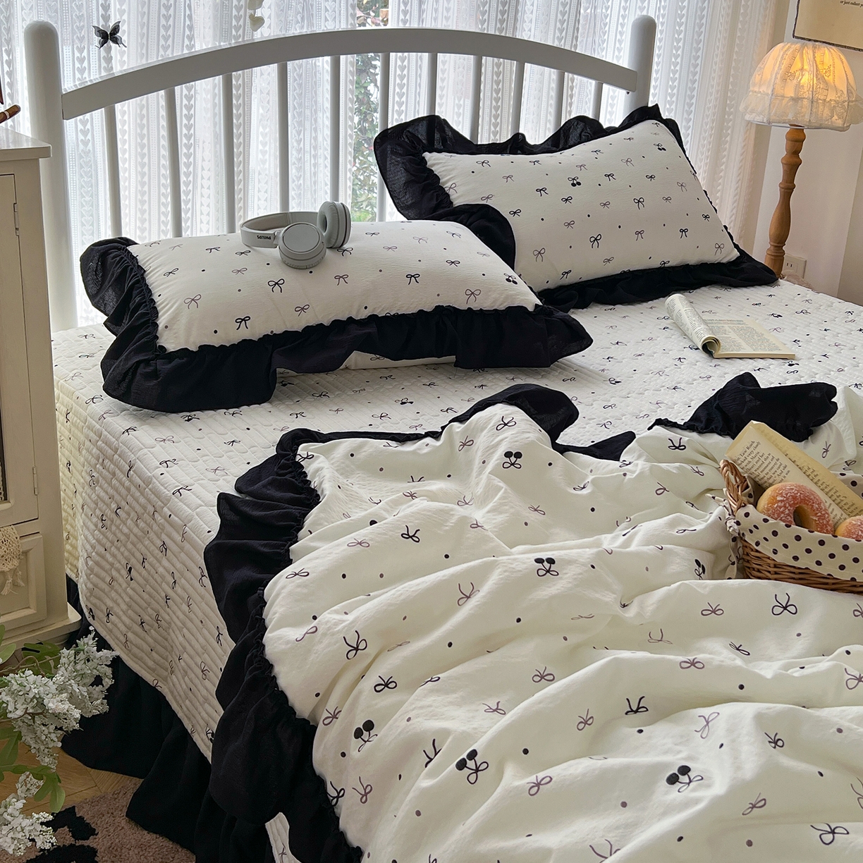 91家纺网 家纺一手货源 找家纺 金梦拉家纺 2026新款皱皱纱泡泡纱法式赫本系列床盖大花边四件套夏被四件套 樱桃记忆