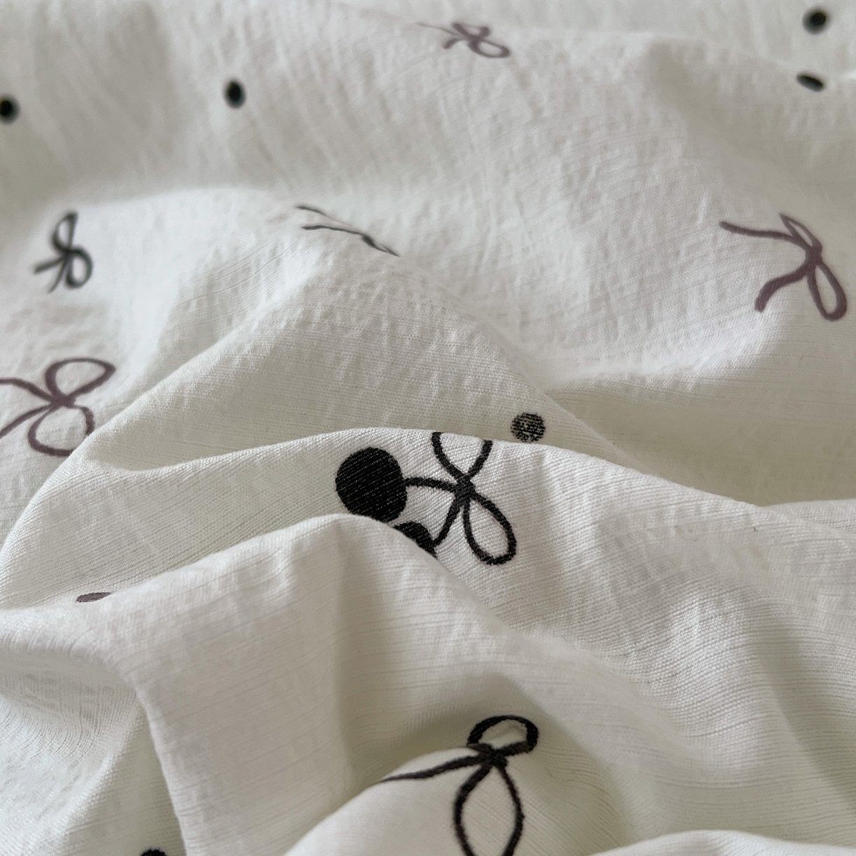 91家纺网 家纺一手货源 找家纺 金梦拉家纺 2026新款皱皱纱泡泡纱法式赫本系列床盖大花边四件套夏被四件套 樱桃记忆