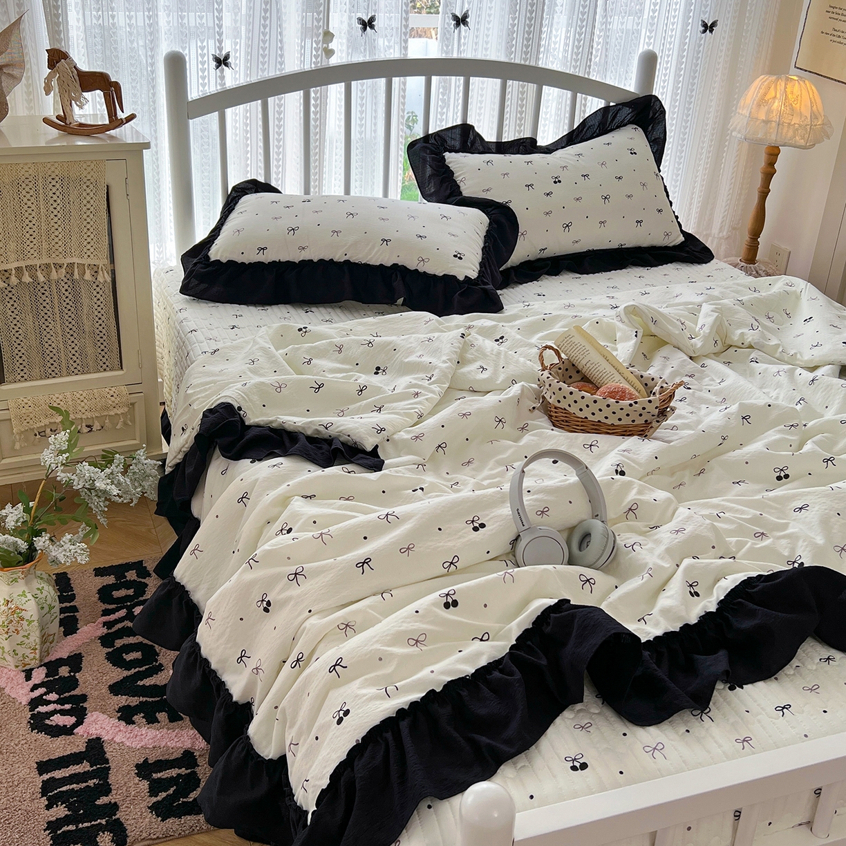 91家纺网 家纺一手货源 找家纺 金梦拉家纺 2026新款皱皱纱泡泡纱法式赫本系列床盖大花边四件套夏被四件套 樱桃记忆