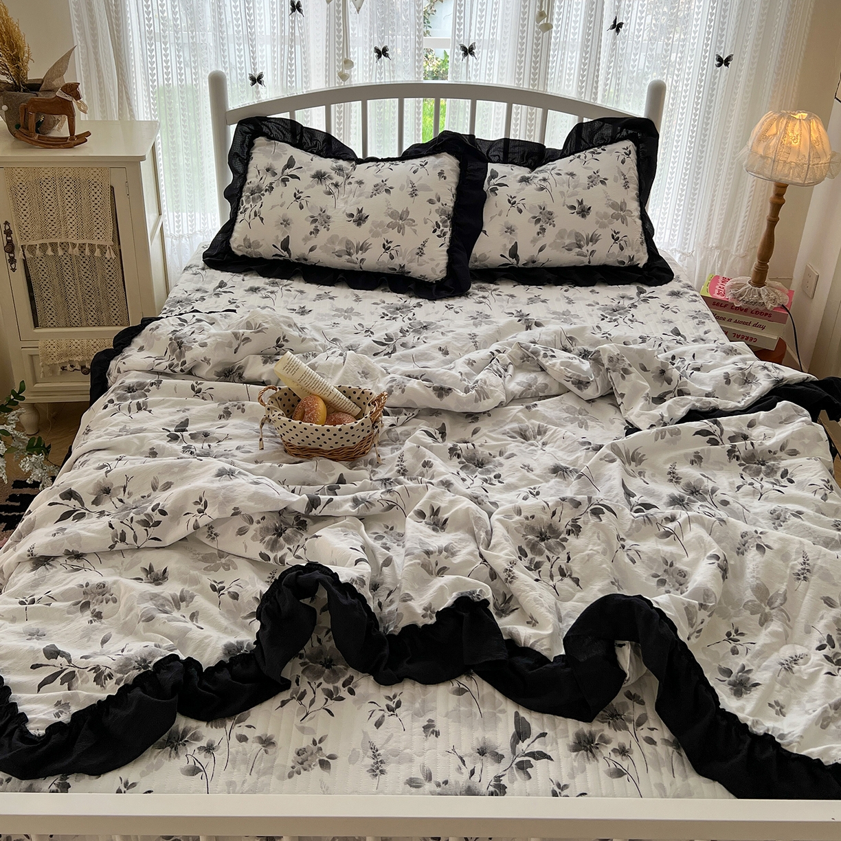 91家纺网 家纺一手货源 找家纺 金梦拉家纺 2026新款皱皱纱泡泡纱法式赫本系列床盖大花边四件套夏被四件套 墨染星辰