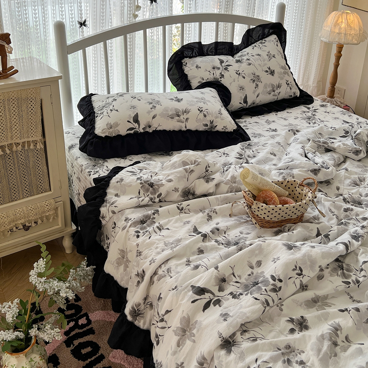 91家纺网 家纺一手货源 找家纺 金梦拉家纺 2026新款皱皱纱泡泡纱法式赫本系列床盖大花边四件套夏被四件套 墨染星辰