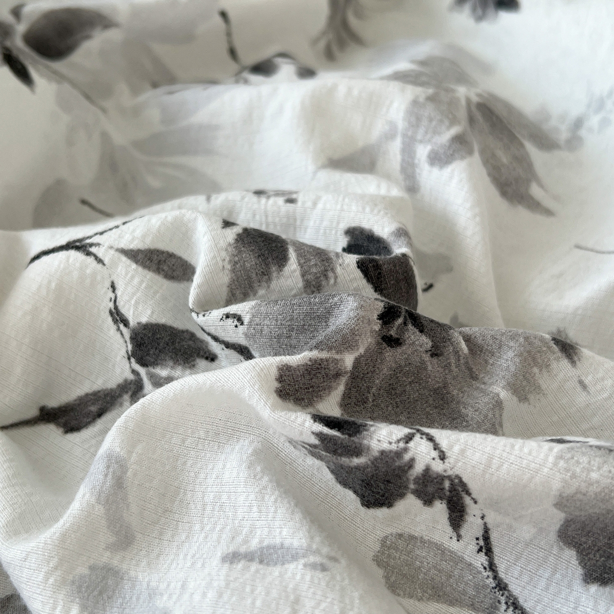 91家纺网 家纺一手货源 找家纺 金梦拉家纺 2026新款皱皱纱泡泡纱法式赫本系列床盖大花边四件套夏被四件套 墨染星辰