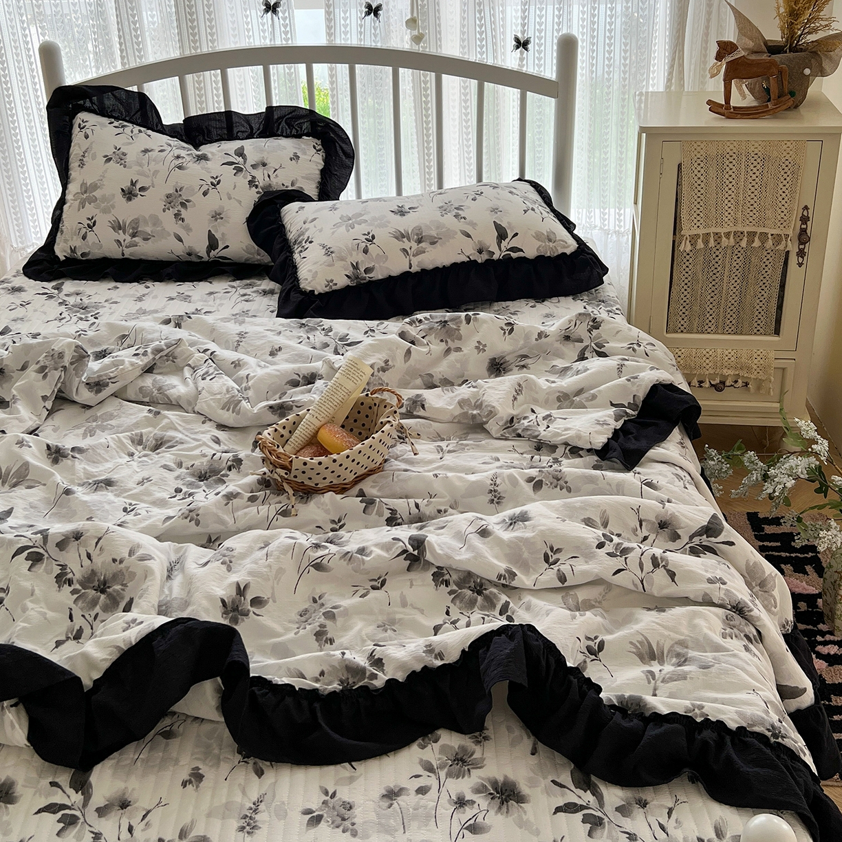 91家纺网 家纺一手货源 找家纺 金梦拉家纺 2026新款皱皱纱泡泡纱法式赫本系列床盖大花边四件套夏被四件套 墨染星辰