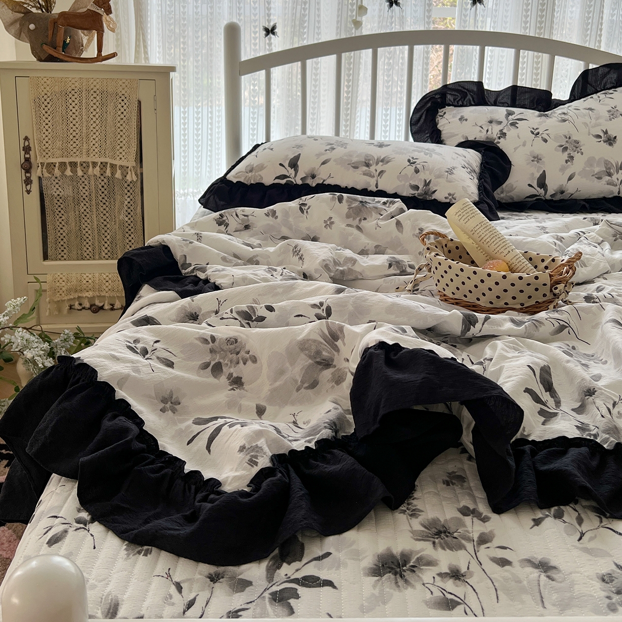 91家纺网 家纺一手货源 找家纺 金梦拉家纺 2026新款皱皱纱泡泡纱法式赫本系列床盖大花边四件套夏被四件套 墨染星辰