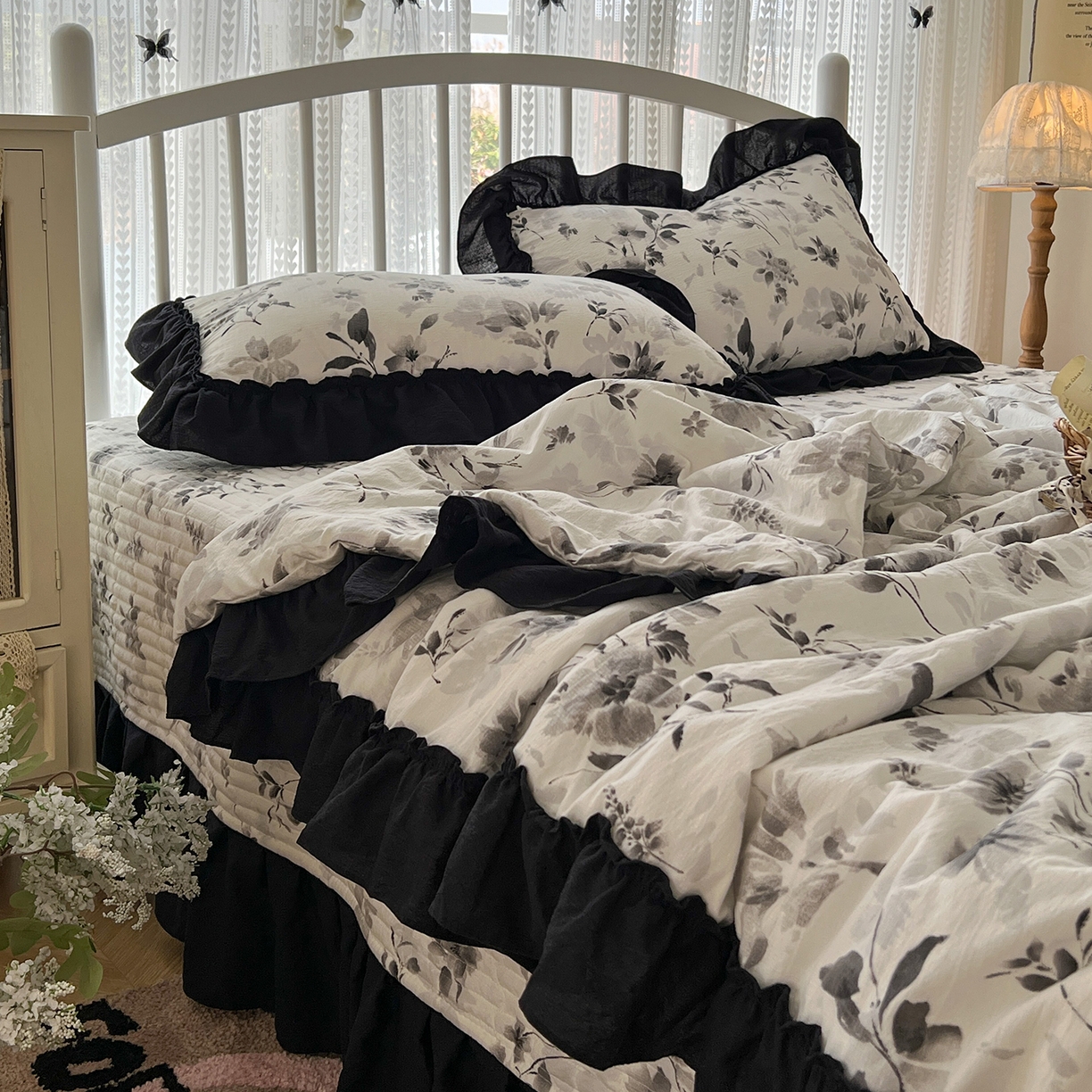 91家纺网 家纺一手货源 找家纺 金梦拉家纺 2026新款皱皱纱泡泡纱法式赫本系列床盖大花边四件套夏被四件套 墨染星辰