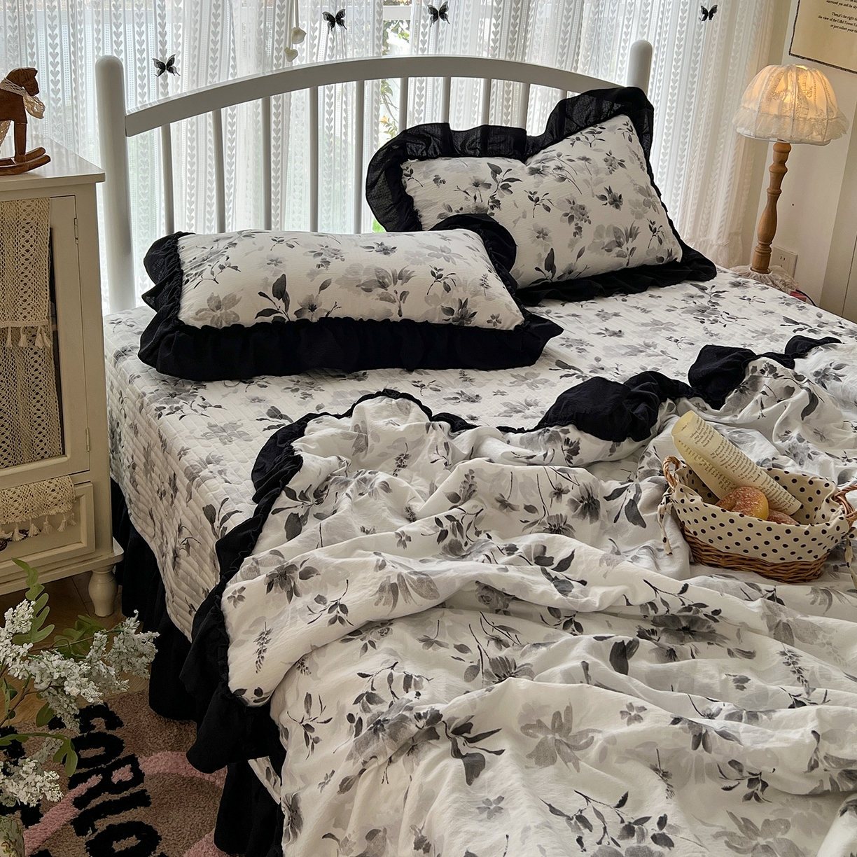 91家纺网 家纺一手货源 找家纺 金梦拉家纺 2026新款皱皱纱泡泡纱法式赫本系列床盖大花边四件套夏被四件套 墨染星辰