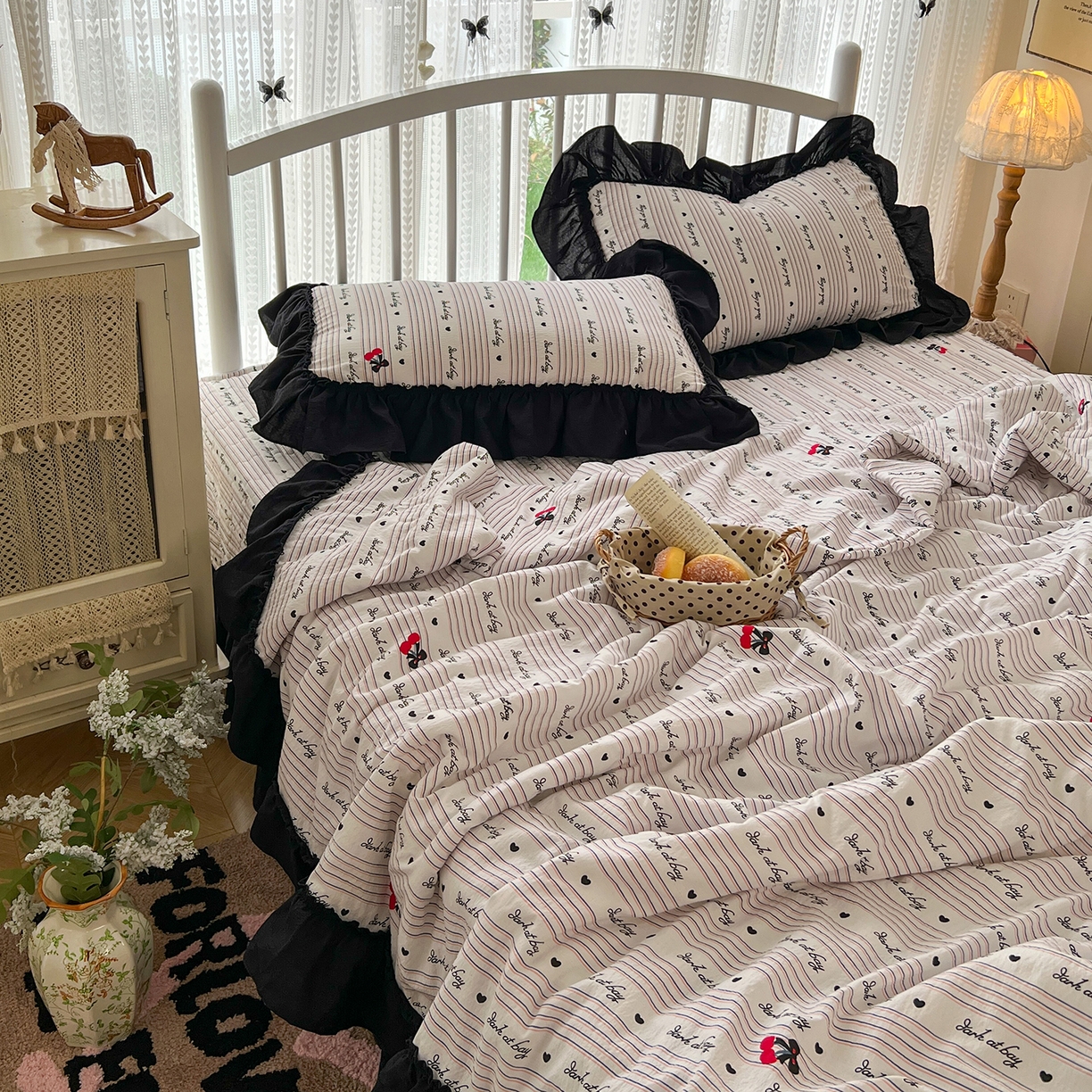 91家纺网 家纺一手货源 找家纺 金梦拉家纺 2026新款皱皱纱泡泡纱法式赫本系列床盖大花边四件套夏被四件套 字母星河