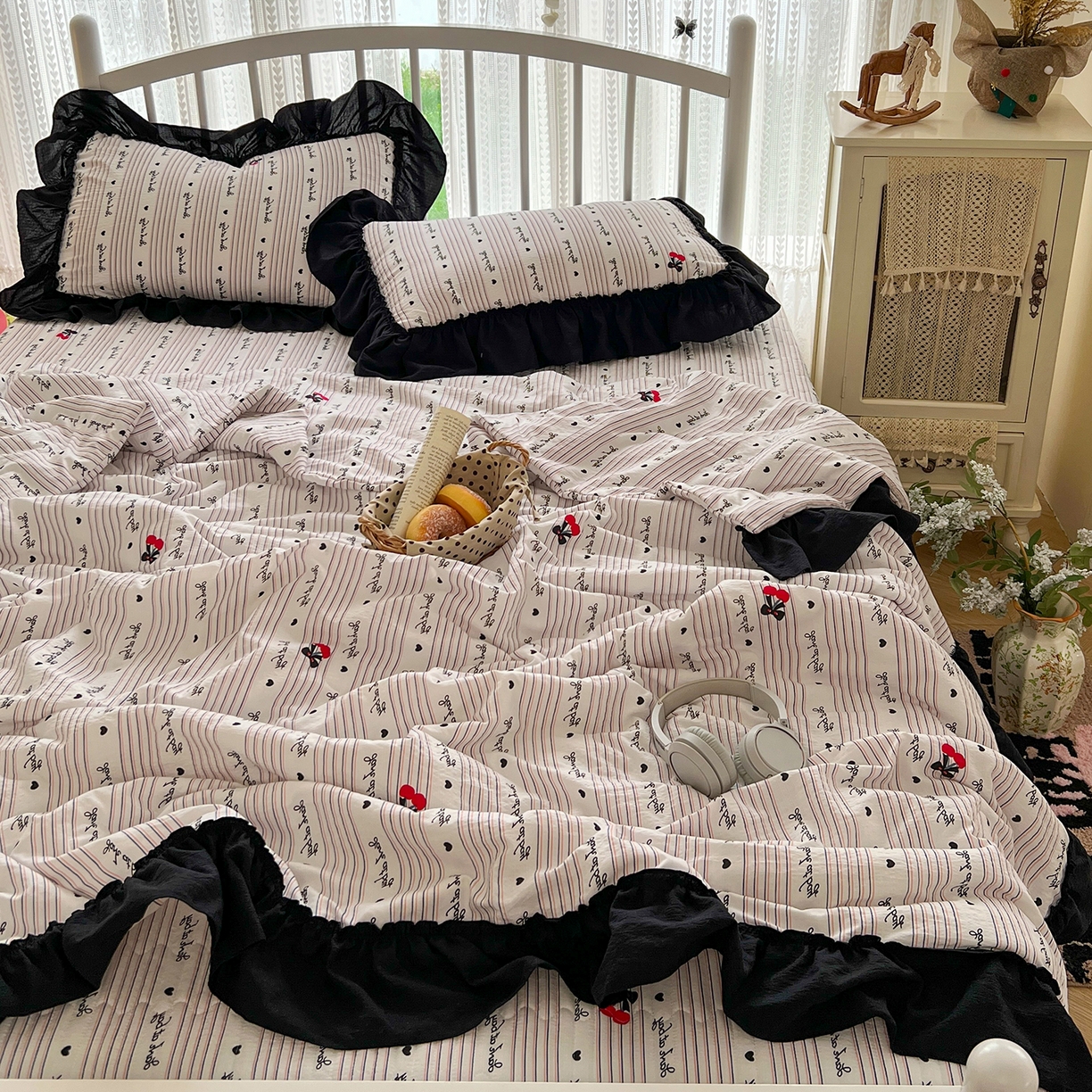 91家纺网 家纺一手货源 找家纺 金梦拉家纺 2026新款皱皱纱泡泡纱法式赫本系列床盖大花边四件套夏被四件套 字母星河