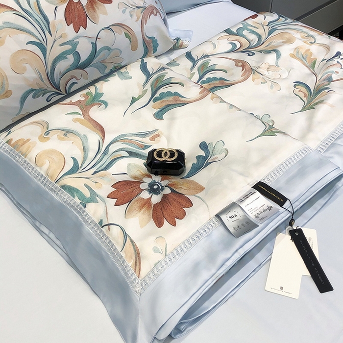 91家纺网 家纺一手货源 找家纺 黑白森林 2026新款天丝印花夏被四件套系列 薇尔-蓝