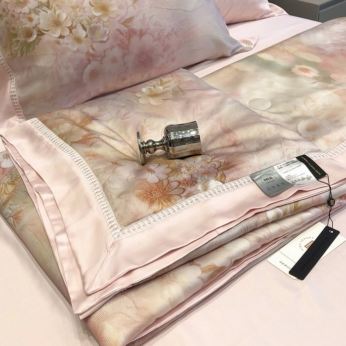 91家纺网 家纺一手货源 找家纺 黑白森林 2026新款天丝印花夏被四件套系列 云馥-粉