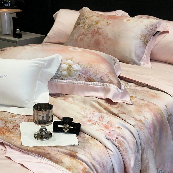 91家纺网 家纺一手货源 找家纺 黑白森林 2026新款天丝印花夏被四件套系列 云馥-粉