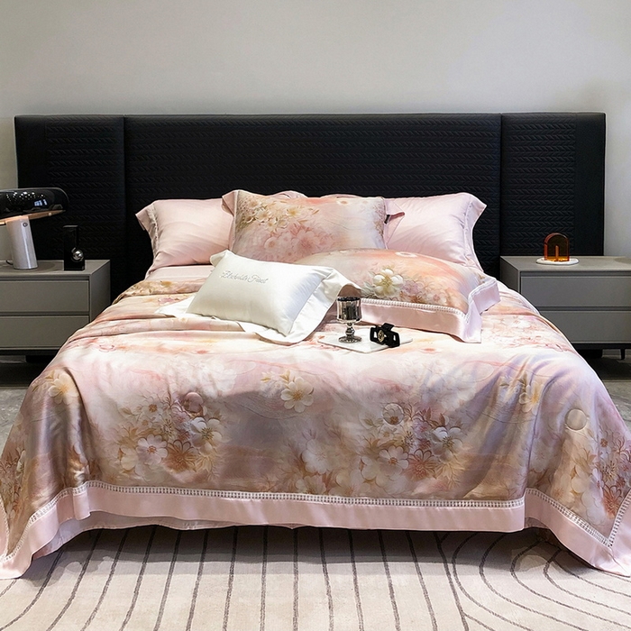 91家纺网 家纺一手货源 找家纺 黑白森林 2026新款天丝印花夏被四件套系列 云馥-粉