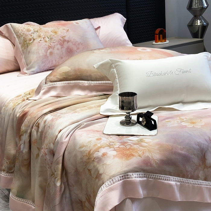 91家纺网 家纺一手货源 找家纺 黑白森林 2026新款天丝印花夏被四件套系列 云馥-粉