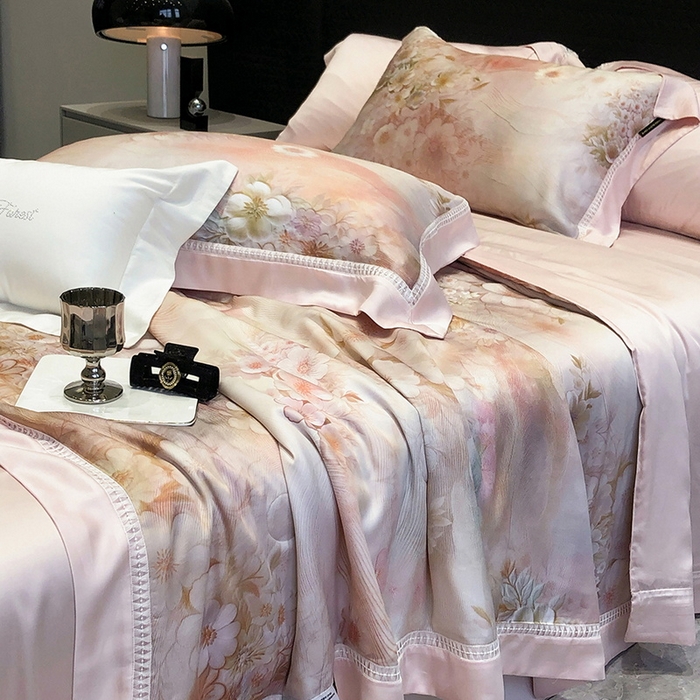 91家纺网 家纺一手货源 找家纺 黑白森林 2026新款天丝印花夏被四件套系列 云馥-粉