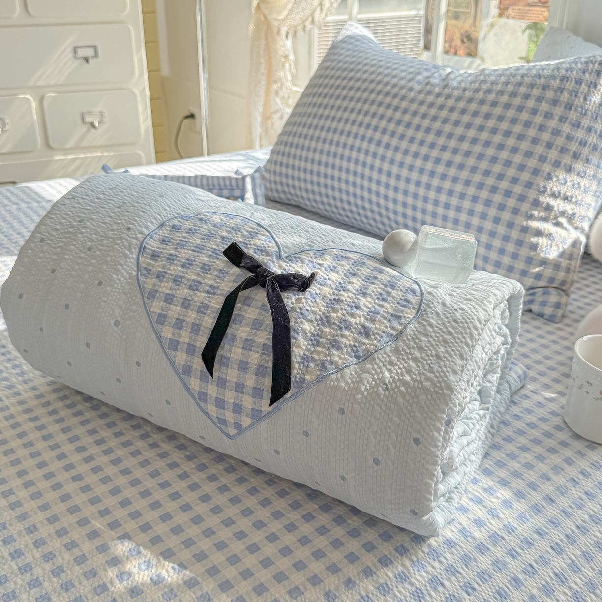 91家纺网 家纺一手货源 找家纺 （总）子钦家纺 2026春夏新款提花泡芙棉贴布绣手包边但夏被夏被四件套-丘比特的爱恋（场景二）