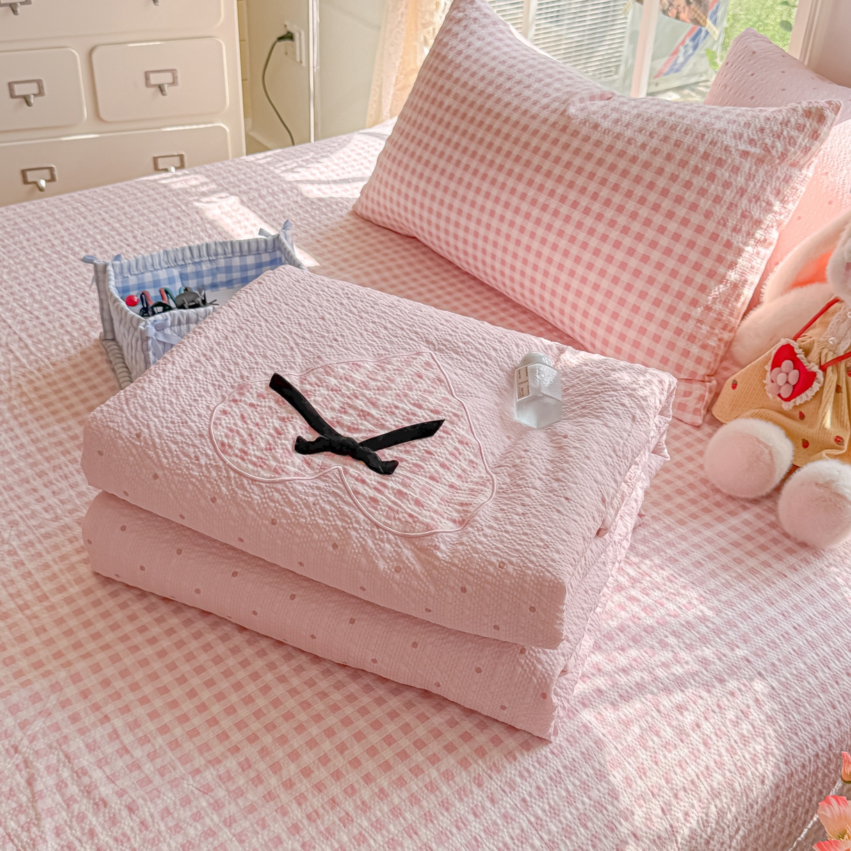 91家纺网 家纺一手货源 找家纺 （总）子钦家纺 2026春夏新款提花泡芙棉贴布绣手包边但夏被夏被四件套-丘比特的爱恋（场景二）